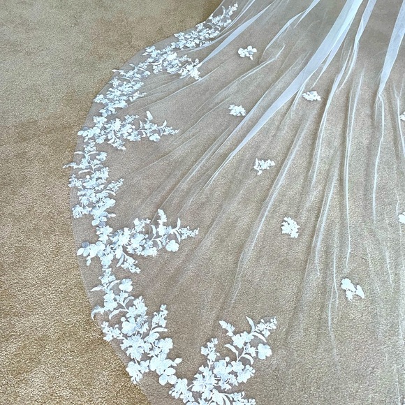 SOLD - Off White Cathedral Veil with Metal Comb - 118 inches - Picture 3 of 7